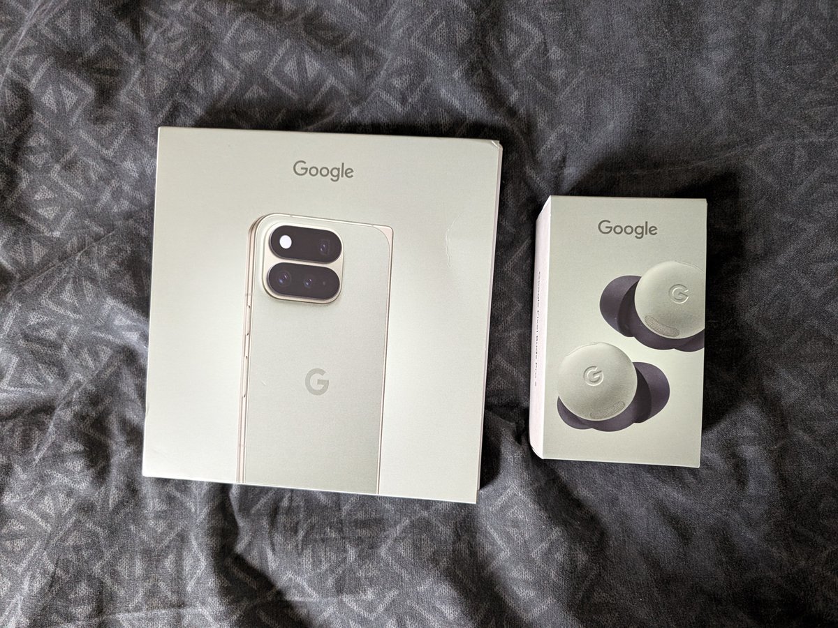 MrElliot1210's tweet photo. @KenyanHustler @9to5Google I actually had this bookmarked lol. I upgraded from my 6 Pro to the 11 Pro Fold. Pre-ordering it may not have been the best decision, but here we are. https://t.co/sP8o9CrmT0