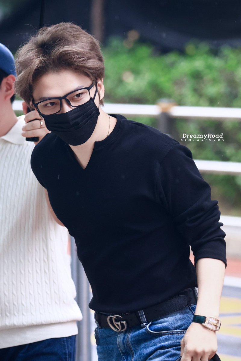 KJJ_DreamyRoad's tweet photo. 260821 KBS2 뮤직뱅크 출근

@bornfreeonekiss

#김재중 #재중 #KIMJAEJOONG
#JAEJOONG #ジェジュン #金在中 https://t.co/bapVkjRcoe