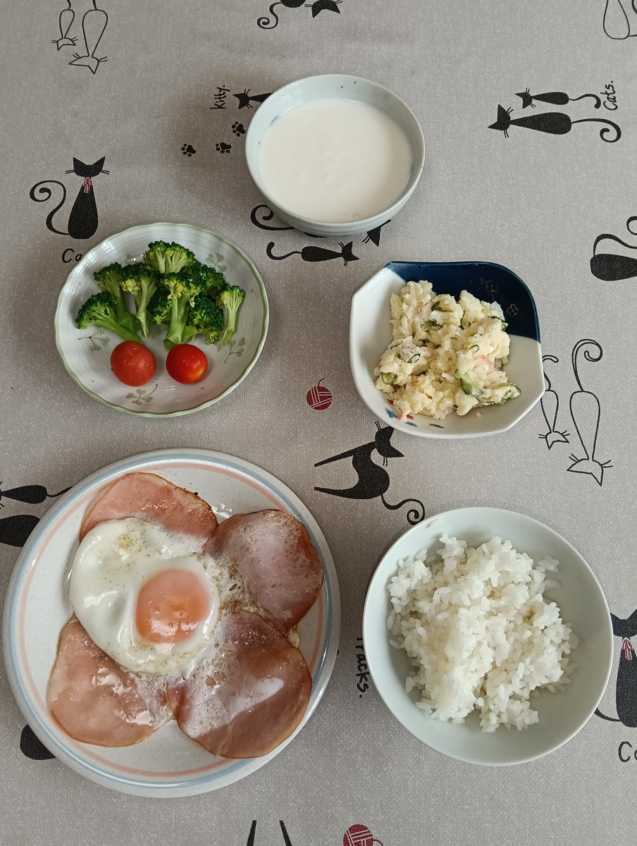 mikuron_1313's tweet photo. 洋食(∩´∀｀)∩ﾜｰｲ
ご飯
ハムエッグ
ポテトサラダ
トマト
ブロッコリー
ヨーグルト
いただきます(人´▽｀*) https://t.co/S9nzheXeaP