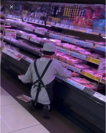 hibikana417's tweet photo. だからやなんだよ💦

売り場の商品【肉】を床に置く💦

害人は使ってはならない😡 https://t.co/YJW3EGZ58q