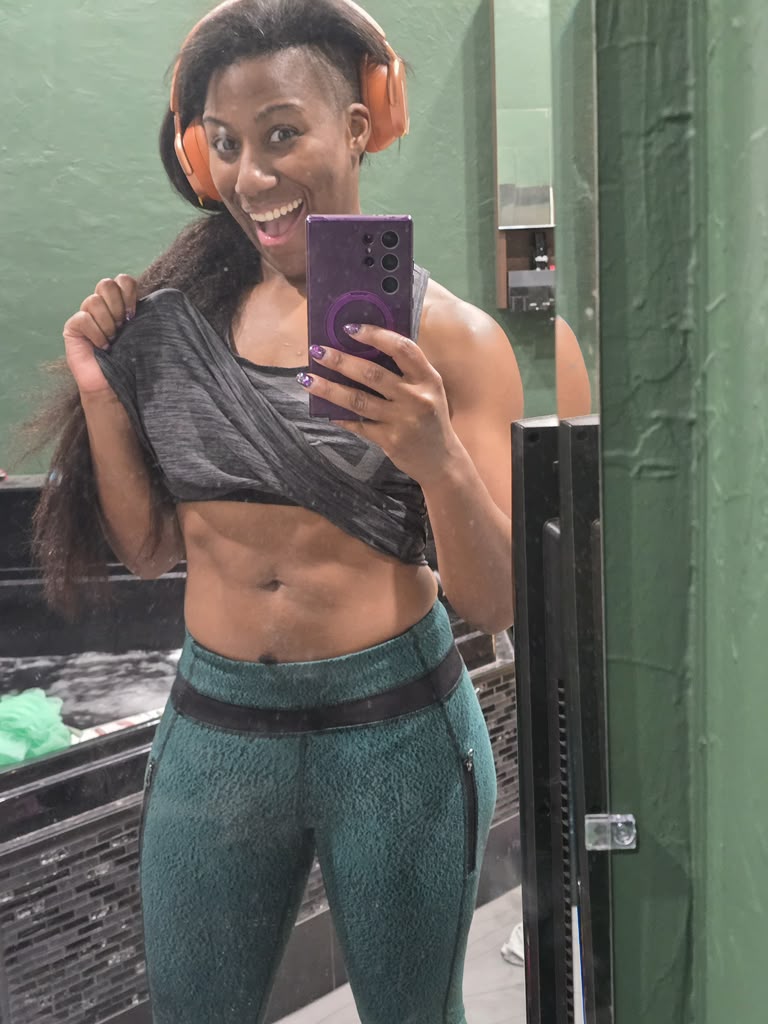 AthenaPalmer_FG's tweet photo. Work out, sleeping kitties, repeat….. 🐈🐈🐈 #ForeverROHChamp #FallenGoddess #AmericanJoshi https://t.co/6I5pnfTiL3