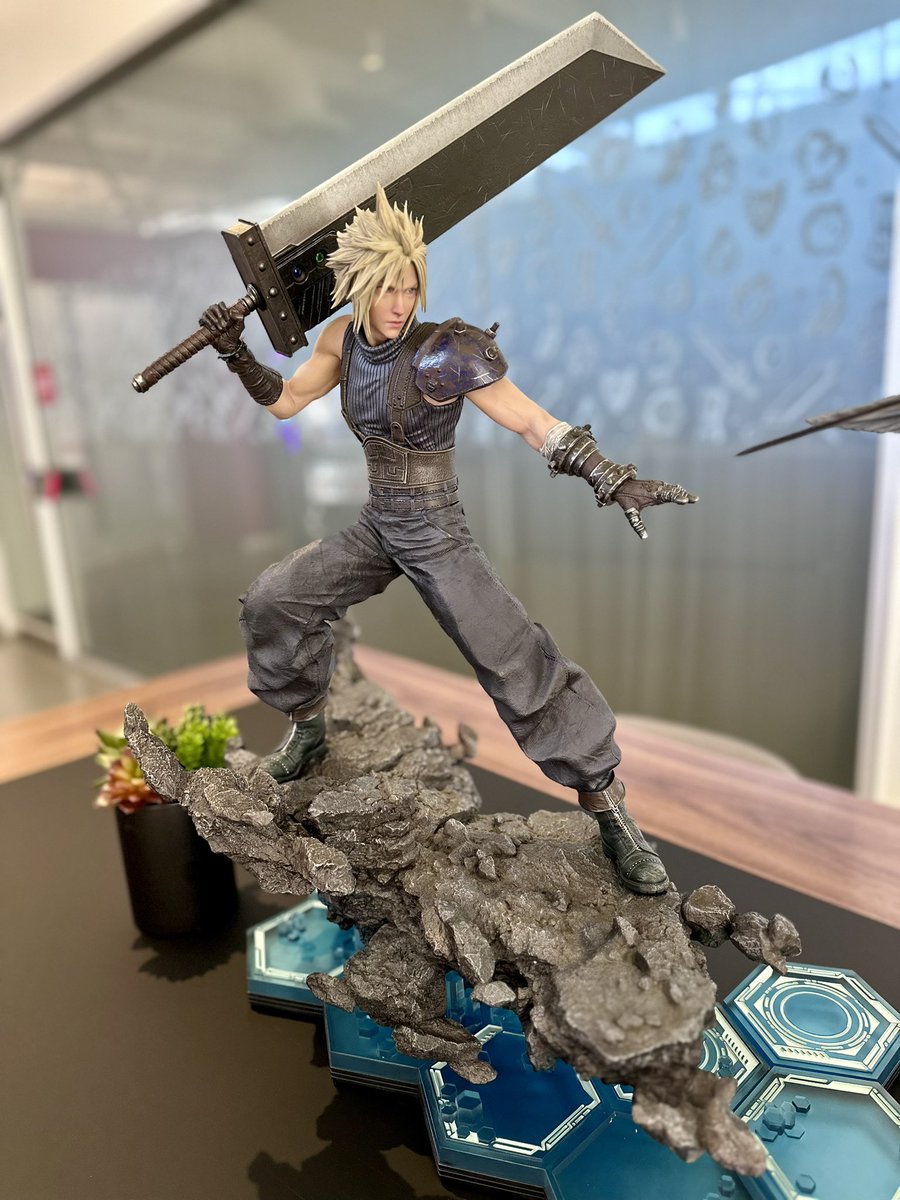 Chad_Concelmo's tweet photo. We got this new statue for our office lobby and I am OBSESSED. 😭 https://t.co/WzPQ7YSRo7