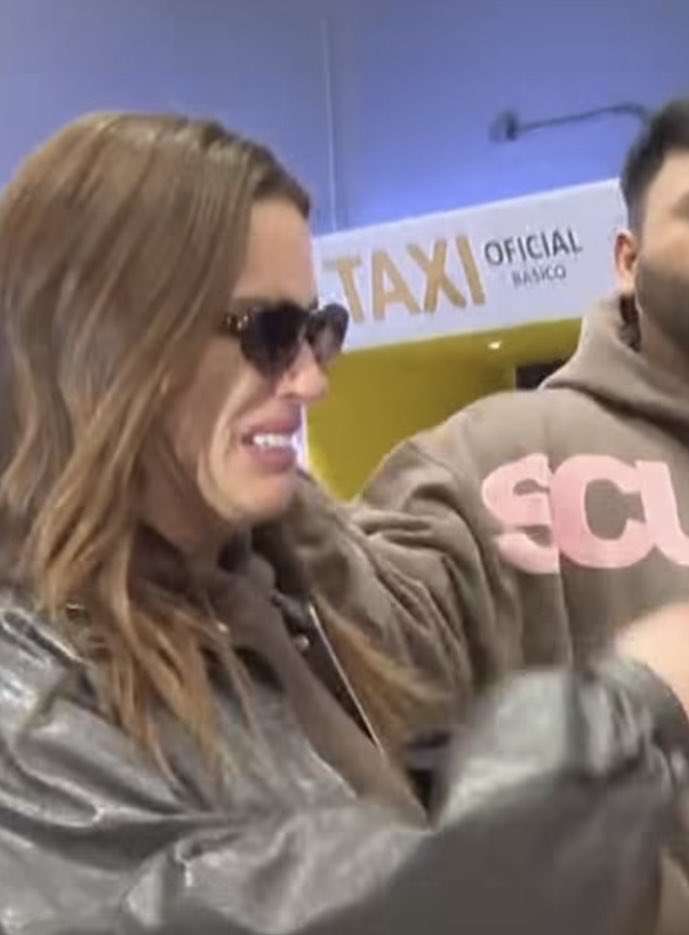 vinnie_qe's tweet photo. Esta es la cara que puso cada una cuando los periodistas les preguntaron sobre la infidelidad.

Gala rompió en llanto y Cote Lopez se cagó de la risa. https://t.co/SrRw8a8G8Y