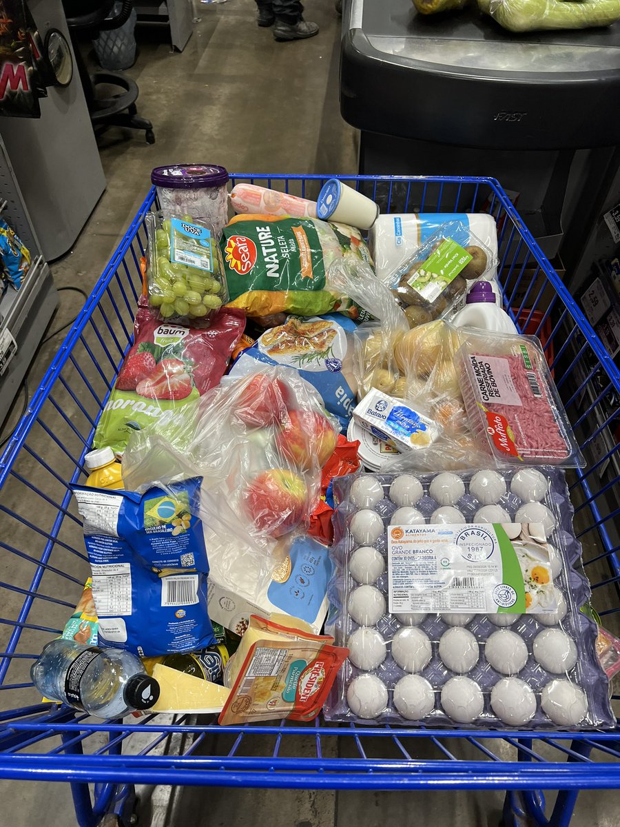 thsouzareis's tweet photo. Queria mandar dois abraços:

1. pras nicoletes que falaram
que eu era um mentiroso terrorista assassino mal caráter porque 30 ovos não custavam 20 reais

2. pras nicoletes que falaram que eu nunca fui no mercado (infelizmente vou) https://t.co/yhiAIU0C7Y