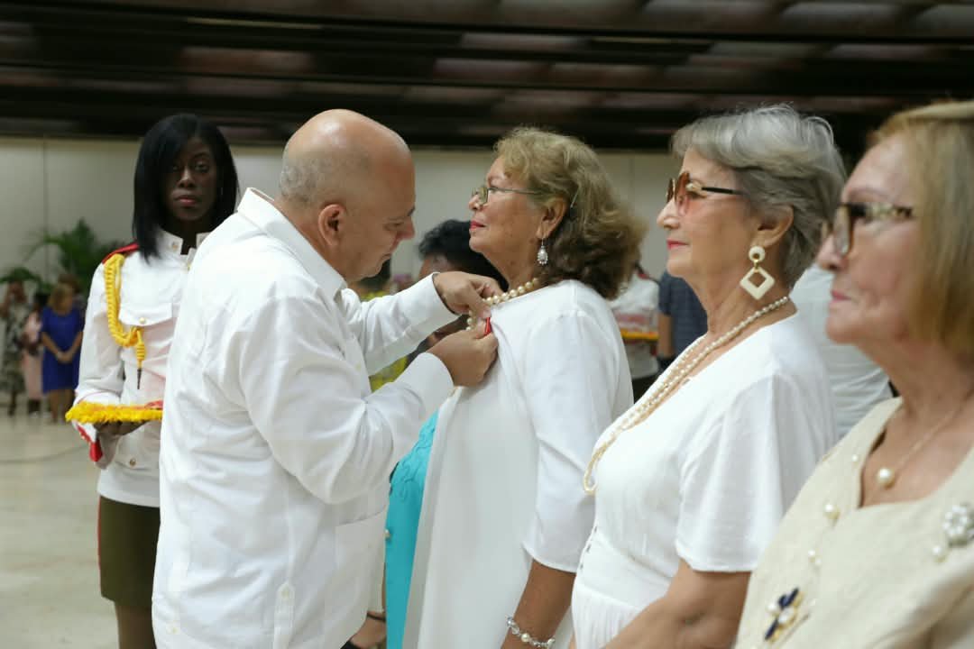 PartidoPCC's tweet photo. En el marco del 66.º Aniversario de la Federación de Mujeres Cubanas se realizó el Acto de Condecoraciones Estatales.

Con la presencia del Primer Secretario del Comité Central del Partido y Presidente de la República de Cuba, @DiazCanelB , y de los miembros del Buró Político Esteban Lazo Hernández, @DrRobertoMOjeda y Teresa Amarelle Boué —Presidente de la Asamblea Nacional del Poder Popular, Secretario de Organización del Comité Central y Presidenta de la Federación de Mujeres Cubanas, respectivamente— fueron reconocidas federadas que se han destacado en las tareas de la organización y, fieles al legado de Vilma Espín, se han consagrado a la Revolución y al emprendimiento de las mujeres.

#MujeresEnRevolución