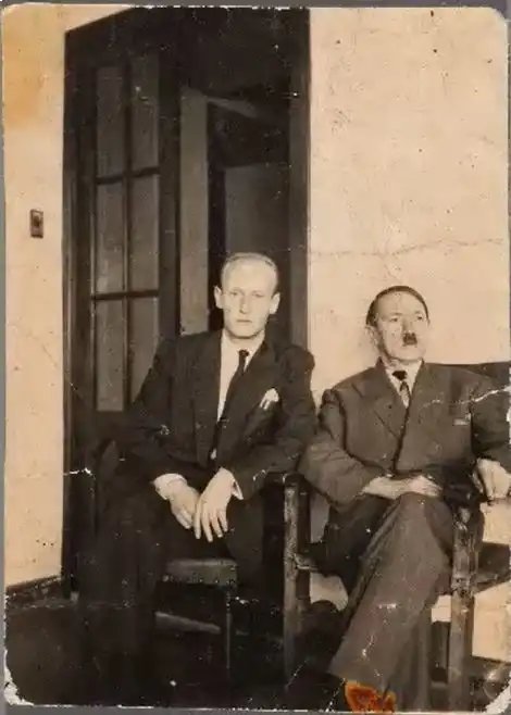 guardiamuyalta's tweet photo. Como voy a festejar el día que se termine con la mentira de que Hitler murió en el Bunker, que es una de las mas grandes mentiras de la Humanidad, patrocinada por el Sionismo Hollywoodense a lo largo de 80 años.

Foto de 1954, Hitler en Colombia junto a Philip Citroën, documento desclasificado recientemente por la CIA.

Al principio se sospechó de que podía ser un fotomontaje, por lo que se consiguó la foto original, directo del hijo de Citroën en Holanda, y se llevó a un laboratorio. El resultado dió que la foto es original.

Recientemente el historiador Abel Basti contrató a un perito, y el examen que se hizo sobre el cuerpo y rostro de la persona, dió idéntico al del Führer del Tercer Reich.

Del otro lado, los que afirman que se suicidó en el Bunker, te presentaron el cadaver de una mujer desconocida durante casi 60 años, como si fuese el cuerpo de Hitler. Y luego como quedaron en offside por semejante burrada, buscaron registros dentales TRUCHOS del Führer, y supuestas declaraciones de su dentista. No hay ADN, no hay nada. Pero todos debemos creer que se suicidó en el Bunker, porque lo dice Hollywood e Infobae.

Infobae parece tener una especial obsesión por insistir en la versión de que Hitler se suicidó en el Bunker, y cada vez que aparece alguna nueva prueba en contra de eso, intenta desacreditarla de manera burda y grosera, quedando expuesto como el Diario Asqueroso Sionista de la Embajada.