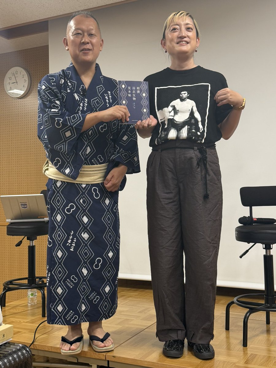 opkya0705_sca's tweet photo. 昨日は「相撲浴衣反物見本帖」のイベントへ。
豪華なゲストの方たちもたくさんで、名古屋場所での追い取材も聞き応えあったなー☺️手ぬぐいもゲット💪掲載もされている朝紅龍関の反物は別の形になるべく旅に出ております🚃
#佐々木一郎 #能町みね子 #相撲浴衣反物見本帖 #おすもうさん #coconbooks https://t.co/J7oKg7ThRY