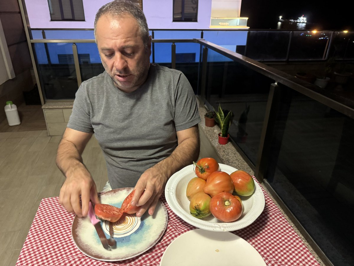 fatihcolak19831's tweet photo. Para isteyen, mal isteyen yok. Benim gibi deliyi bulmuşken kaçırmayın derim. Benim evimde yediğim meyve sebzelerin 100%’nü kendim üretiyorum ata tohumu farkındalığı beni değil sizi kurtaracak. Farkındalığımız büyüdükçe zorluklarımız büyüyecek. dostlarım yanımdaysa hepsini aşarım. https://t.co/TYbT1ba2C6