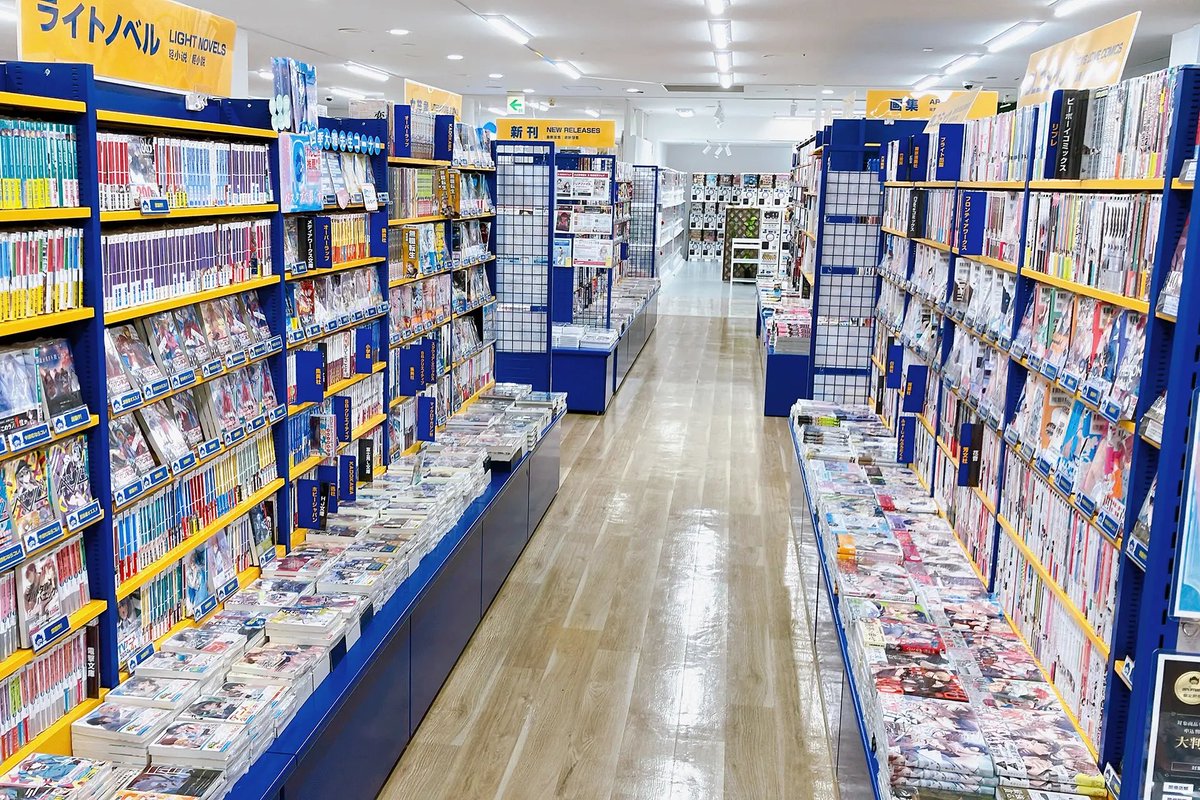 animatekoriyama's tweet photo. 大谷元店長(@SHOTARO_OTANT )、皆様へ現在の郡山店をご紹介します
誠に残念ですが、店長が蹴り飛ばし可能な扉は移転に伴いなくなりましたコォ・・・
その代わりに、売場は大変広くなりましたので皆さまぜひお越しください
※躍動感満載の写真、11年前のものらしいです・・・懐かしいですネ https://t.co/dd6nD05QRL