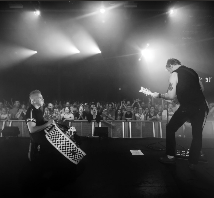 thelivingendaus's tweet photo. How it started and how it ended🎸 https://t.co/53RKRIWmKK