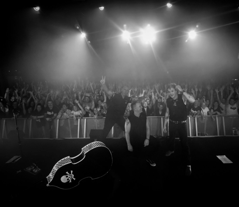thelivingendaus's tweet photo. How it started and how it ended🎸 https://t.co/53RKRIWmKK