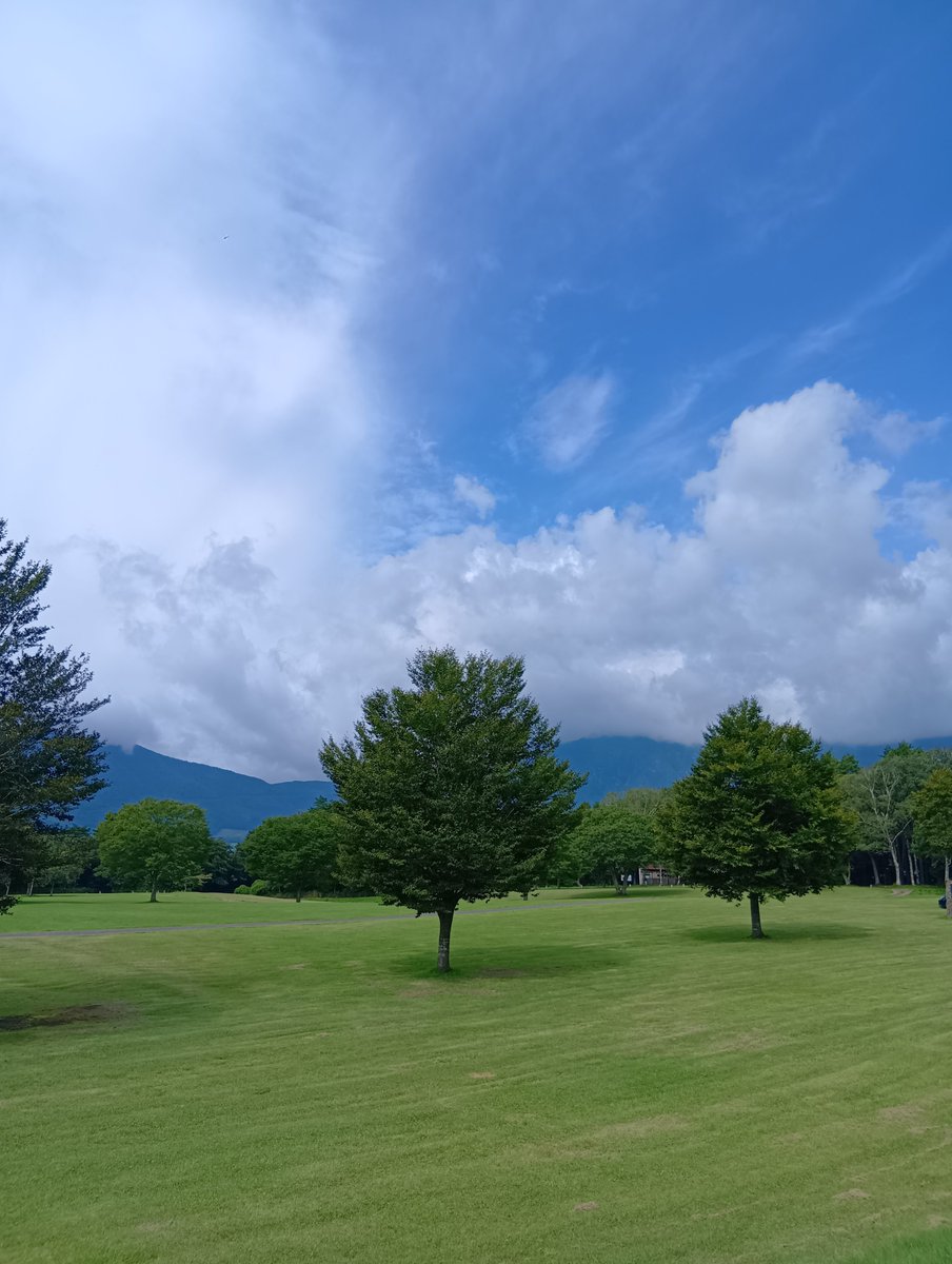 FUKIAGEKOUGEN's tweet photo. おはようございます!
今朝は穏やかな天気な吹上高原キャンプ場です😊
気温も夏らしい、夕方近くの雨があまり降らないこと
を期待して、ごゆっくりご滞在下さいませ！
#吹上高原キャンプ
#すぱ鬼首の湯
#鳴子の風地ビール
#鬼首温泉郷 https://t.co/K77aCwQ01b