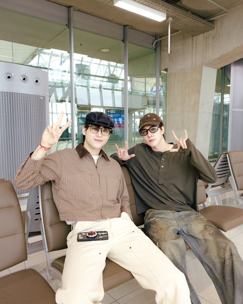GMMTV's tweet photo. 早晨啊啊啊！我哋依家飛緊過嚟見你哋啦！🛫

สวัสดีตอนเช้าจ้าาาา กำลังจะเดินทางไปหาแล้วนะครับ 🛫

#skynanifminhk2026
#GMMTV 
@skywongraveee @Hirunkit_ https://t.co/nhJWCnqvTN