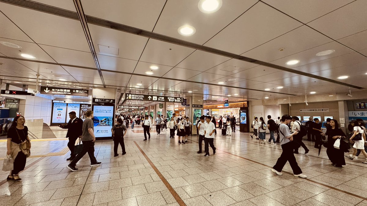 masa1019's tweet photo. Go West!
何気に北口から入ったのは初めて🤪

しかし暑い🫠
立っているだけで汗が流れる💦

余裕を持って行動中 https://t.co/INEFgZexog