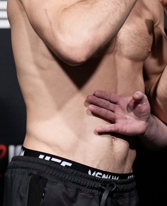 straycatkiszka's tweet photo. The veins on his stomach like FAWK https://t.co/bNvsOLOqQm