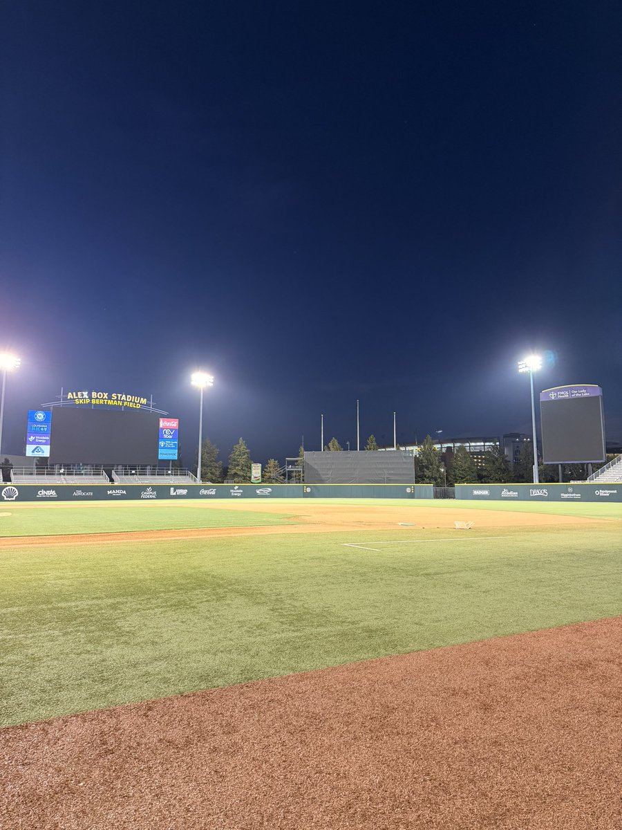 BinoWatters's tweet photo. Time to GEAUX💜💛 https://t.co/6q909ro0Zg