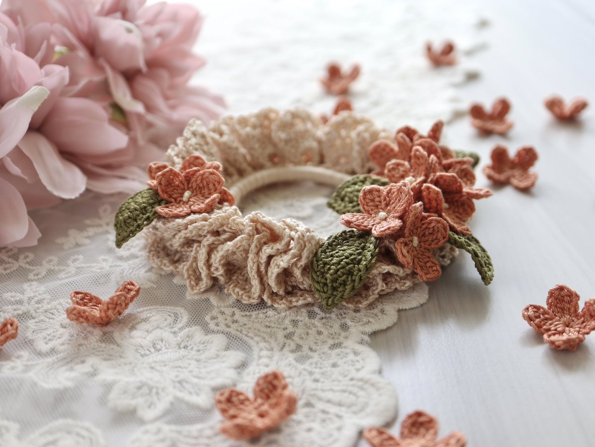 kyati05's tweet photo. 金木犀のシュシュを作りました˖˚✩⊹

優しいオレンジ色の糸でふんわり編みました😊

シュシュを編むのに時間がかかるので、ゆっくりですが次の作品も頑張りたいと思います*✿‧₊˚

＃編み物 https://t.co/NIpljh3xe6