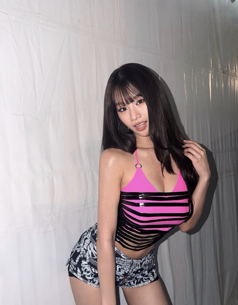 PopRadar2yi's tweet photo. 자연스럽고 믿을 수 없을 만큼 아름다운 외모와 완벽한 몸매 🥵✨
#KISSOFLIFE #NATTY https://t.co/kcXKkTqpoF