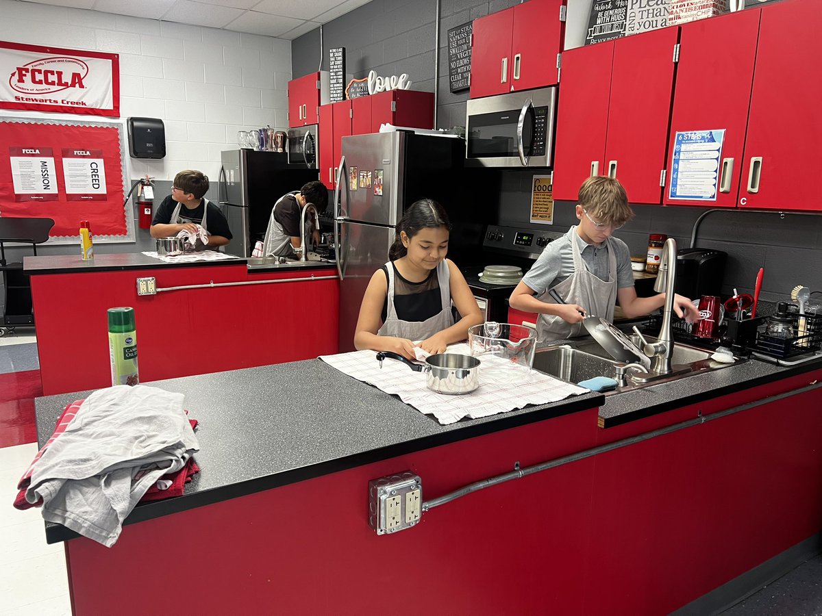 SCMSFCCLA's tweet photo. Let’s learn how to properly wash dishes! @RuCoCTE @scmsfalcons https://t.co/eH1Vo2qA1B
