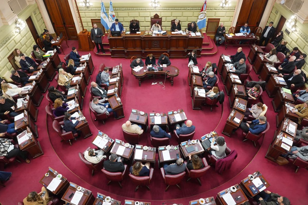 mcuvertino's tweet photo. Hoy dejamos atrás medio siglo de dispersión normativa para darle a #SantaFe un Código Electoral moderno, transparente y único, logrado con diálogo y consenso. 
Ficha limpia, Boleta Única Papel y PASO garantizadas y con más posibilidades de elegir. Ni privilegios ni trajes a medida, estamos dando más igualdad, más participación y más democracia.