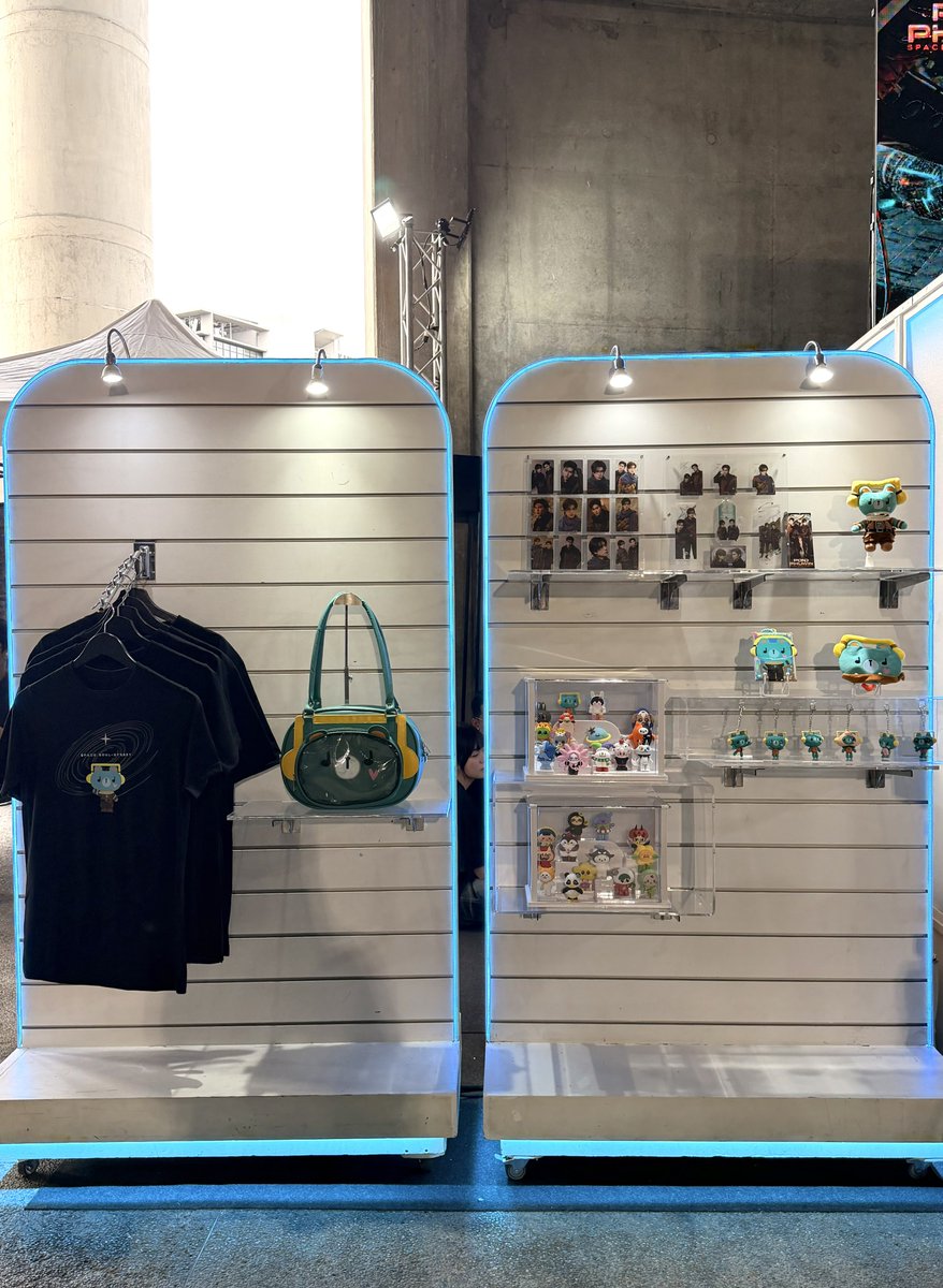 GmmtvShop's tweet photo. วันนี้วันแรก ! บูธเปิดแล้ว แวะมาช้อป OFFICIAL MERCHANDISE สุดเท่จาก POND PHUWIN Space Soul-dyssey CONCERT กันได้เลยน้า

GMMTV OFFICIAL MERCHANDISE BOOTH
21 - 23 August 2026
08:00 a.m. onwards
Impact Arena, Muang Thong Thani

#PondPhuwinConcertD1
#GMMTV https://t.co/zjjO56XfnU