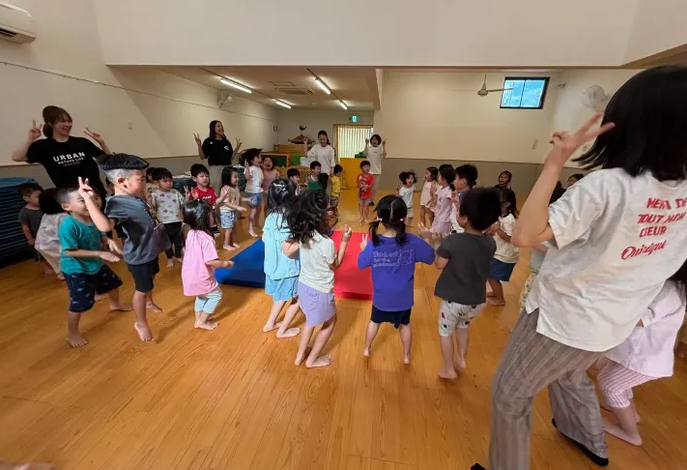 oharanohoikuen's tweet photo. 【山ノ本こども園：ブログ】盆踊り♪
夏まつりごっこの準備をしています！
今日は皆で“エビカニクス音頭”の盆踊りをしました。
エビとカニになりきる子どもたち。音楽に合わせて体を動かす姿が見られましたよ👀
ぜひ、お家でも踊ってみてくださいね😊
https://t.co/ABSu6V3pWs https://t.co/JkggS8Lhyj