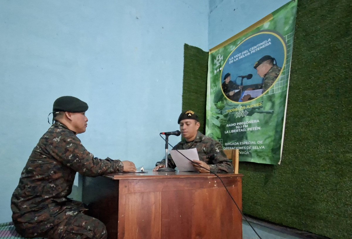 Brigadaselva8's tweet photo. Personal de la Brigada Especial de Operaciones de Selva "TCVAQA" del Ejército GT Oficial, desarrollo programa radial LA VOZ DEL CENTINELA DE LA SELVA PETENERA con el tema: Día de la Bandera Nacional, en radio la Pregonera 92.1 FM, en municipio de la Libertad, Petén. https://t.co/ddYEIy1cJq