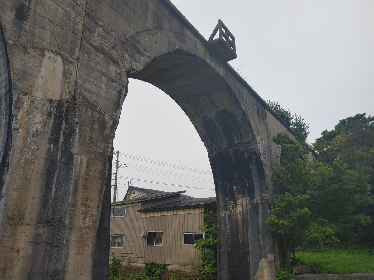 sunrise_6000's tweet photo. お盆休みに青森県下北半島にある幻の国鉄大間線（未成線）遺構の「二枚橋7連コンクリートアーチ橋」を見に行ってきました。
これ歴史は古く昭和14年に着手されたものですが目的が国防だった為、強制労働で作られた悲しい遺構でもあります。
#kntr https://t.co/cT1oILK8vY