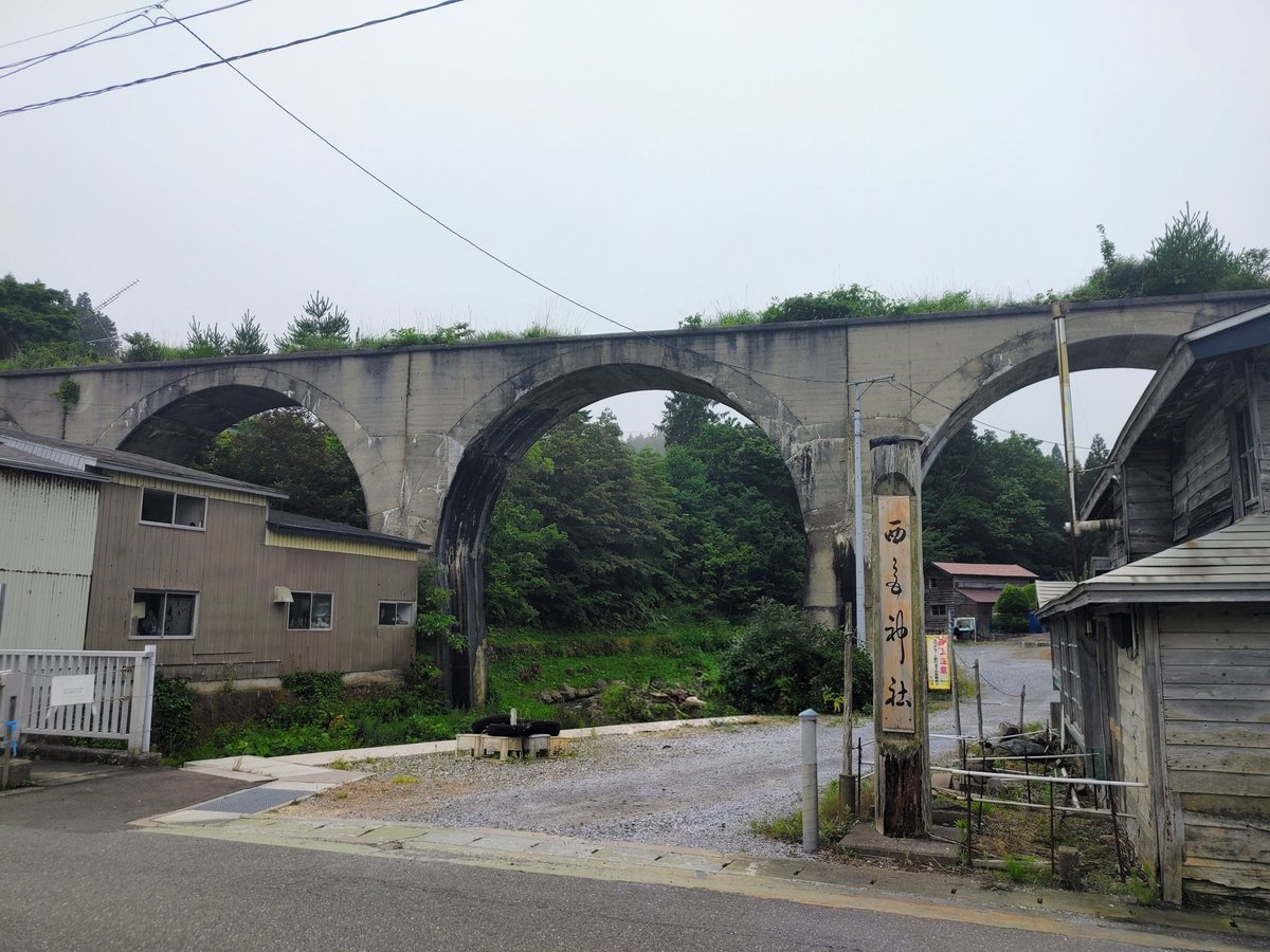 sunrise_6000's tweet photo. お盆休みに青森県下北半島にある幻の国鉄大間線（未成線）遺構の「二枚橋7連コンクリートアーチ橋」を見に行ってきました。
これ歴史は古く昭和14年に着手されたものですが目的が国防だった為、強制労働で作られた悲しい遺構でもあります。
#kntr https://t.co/cT1oILK8vY