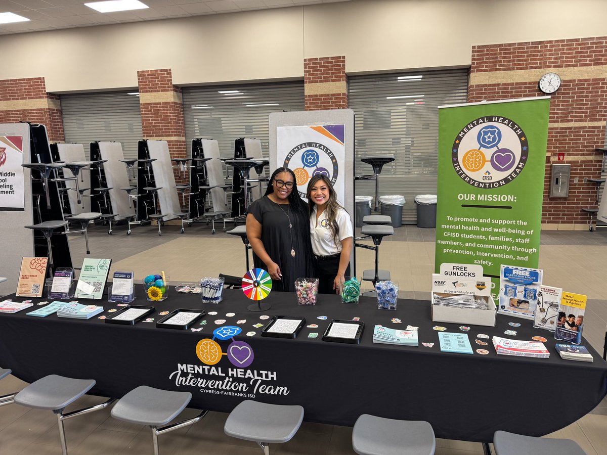 CFISDPDMHIT's tweet photo. We had a blast at  @SmithMS_CFISD ’s Open House! MHIT loved connecting with students and families, spreading awareness, and sharing plenty of laughs along the way! 💚💚 https://t.co/YtRUiqGxFS