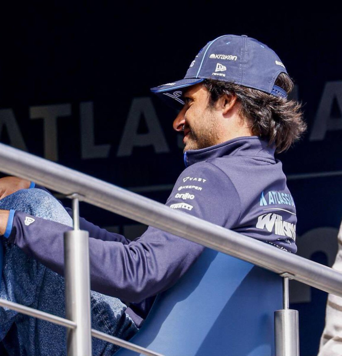 tsvroom's tweet photo. que le envidian mas en el paddock, los 30 millones de euros o los 30 millones de pelo? https://t.co/x70QZ4Njfu