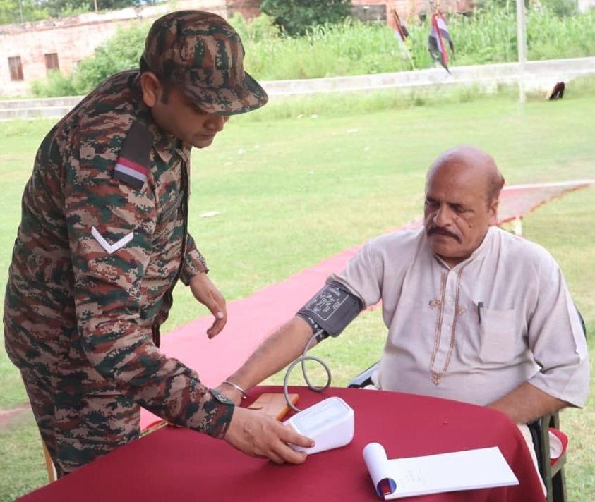 IndianArmyinJK's tweet photo. 🇮🇳 Indian Army's bond with the veterans endures forever!
Proud of Sabre Brigade, Rising Star Corps for reaching out to Ex-Servicemen and their families at Kharah Madhana, Jammu. 
From heartfelt interactions to bringing essential healthcare closer to the community, this is true Seva in action.

The Indian Army stands firmly with those who served the Nation with honour.

#OurVeteransOurPride #NationFirst #WeCare #IndianArmy #JandK #Jammu #Kashmir #HealthcareForAll 

Jai Hind!