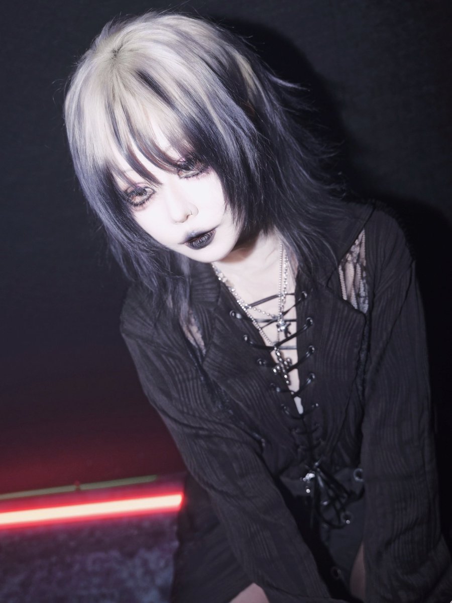 mozzarella234's tweet photo. Fun facts about Kami:

-She uploaded a guitar cover of Suicidol by Madmans Esprit 5 years ago
-She's a fan of Jiluka and attended their concert 
-She likes anime, such as Jujutsu Kaisen and My Hero Academia https://t.co/iIyAswhall