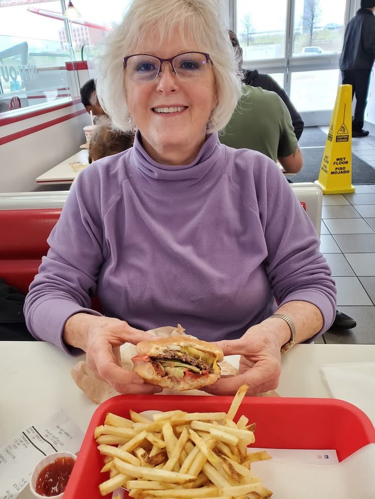 evelynshaw723's tweet photo. Good day pals… Lunch time 🍟 https://t.co/eKO5IIlLlj