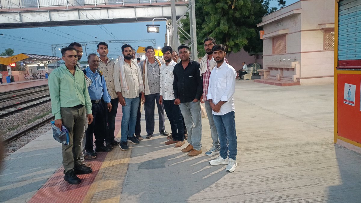 KhemadaK's tweet photo. जय भीम...💙

#डांगावास_प्रकरण 

हक की लड़ाई में निमंत्रण नहीं भेजे जाते 

जिसका जमीर जिन्दा होता है वह अपने आप आ जाते हैं।
हरसोलाव से सभी साथी जयपुर के लिए रवाना....👍👍👍 

आप सभी साथियों से निवेदन है कि ज्यादा से ज्यादा संख्या में शहीद स्मारक जयपुर पधारे... 🙏🙏🙏 https://t.co/HlTMR8TU6T