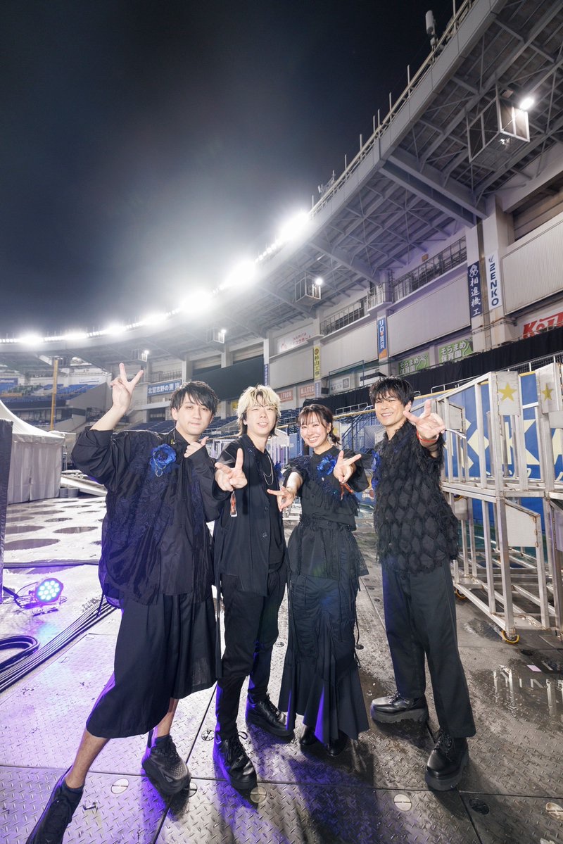 donwaku's tweet photo. サマソニ

AdoとHana Hopeのｻﾎﾟｰﾄ！

2日間でメタリカのEnter Sandmanを４回演奏する人生は想像してなかったなあ、楽しかった。

そしてHanaとの気持ちがいっぱいになるような、3人で紡いだ音楽、忘れられない。

目まぐるしい日々。でも
素敵な人たちがいつも周りにいる
夏の思い出をありがとう。

photo by @vizkage (2枚目)
#HanaHope #Ado