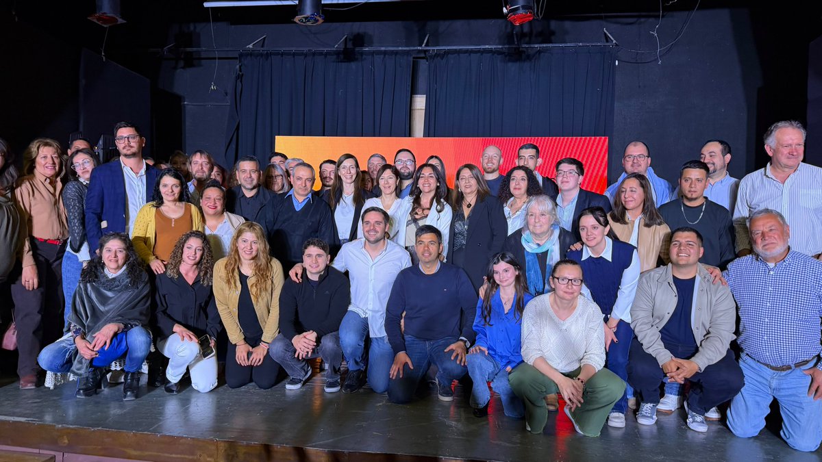 DanielaGonnet's tweet photo. Hoy asumí la Presidencia del #PRO #SanMartín.

Lo hago junto a un gran equipo. Me acompañan Lili Bezier en Mujeres y Delfi Boato en la Juventud.

Nuestro objetivo es claro: construir una alternativa competitiva para representarlos en el 2027. Estamos listos.💛

Vamos con todo1💪 https://t.co/Bj3iHtMJeW