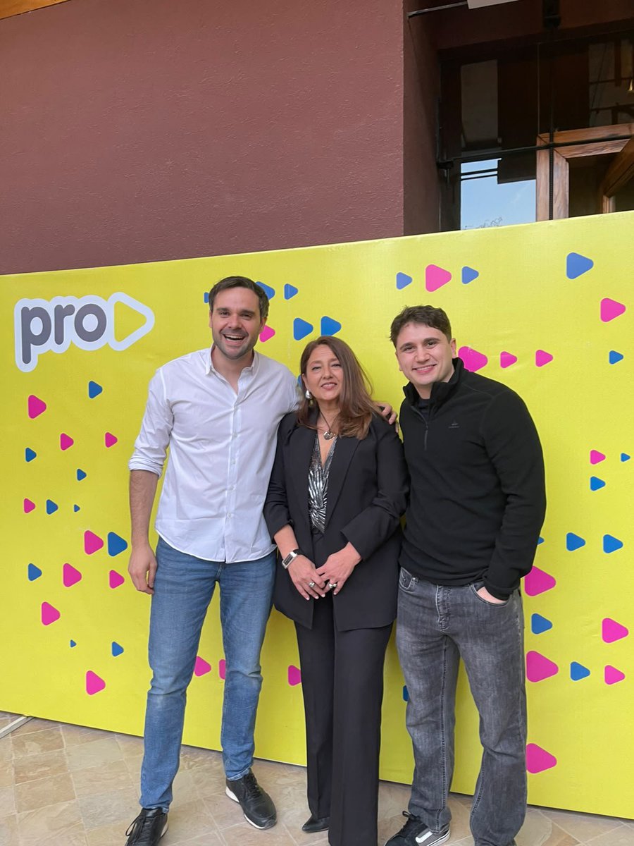DanielaGonnet's tweet photo. Hoy asumí la Presidencia del #PRO #SanMartín.

Lo hago junto a un gran equipo. Me acompañan Lili Bezier en Mujeres y Delfi Boato en la Juventud.

Nuestro objetivo es claro: construir una alternativa competitiva para representarlos en el 2027. Estamos listos.💛

Vamos con todo1💪 https://t.co/Bj3iHtMJeW