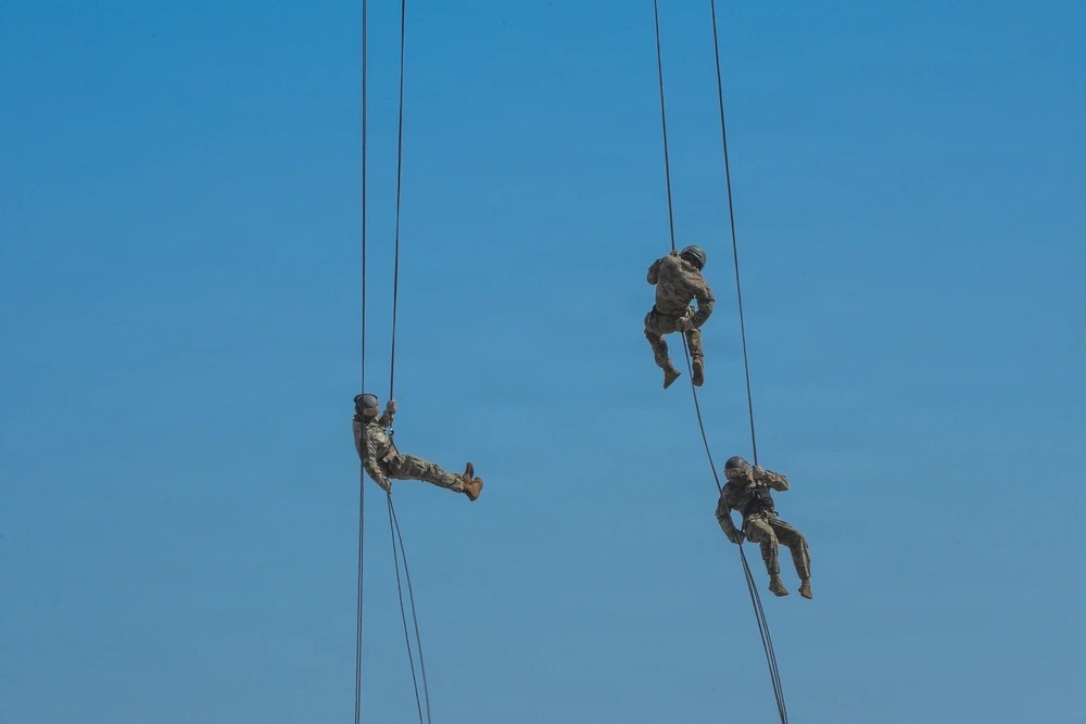 USArmy's tweet photo. The sky's the limit for Air Assault Soldiers. https://t.co/UB0NujpKcc