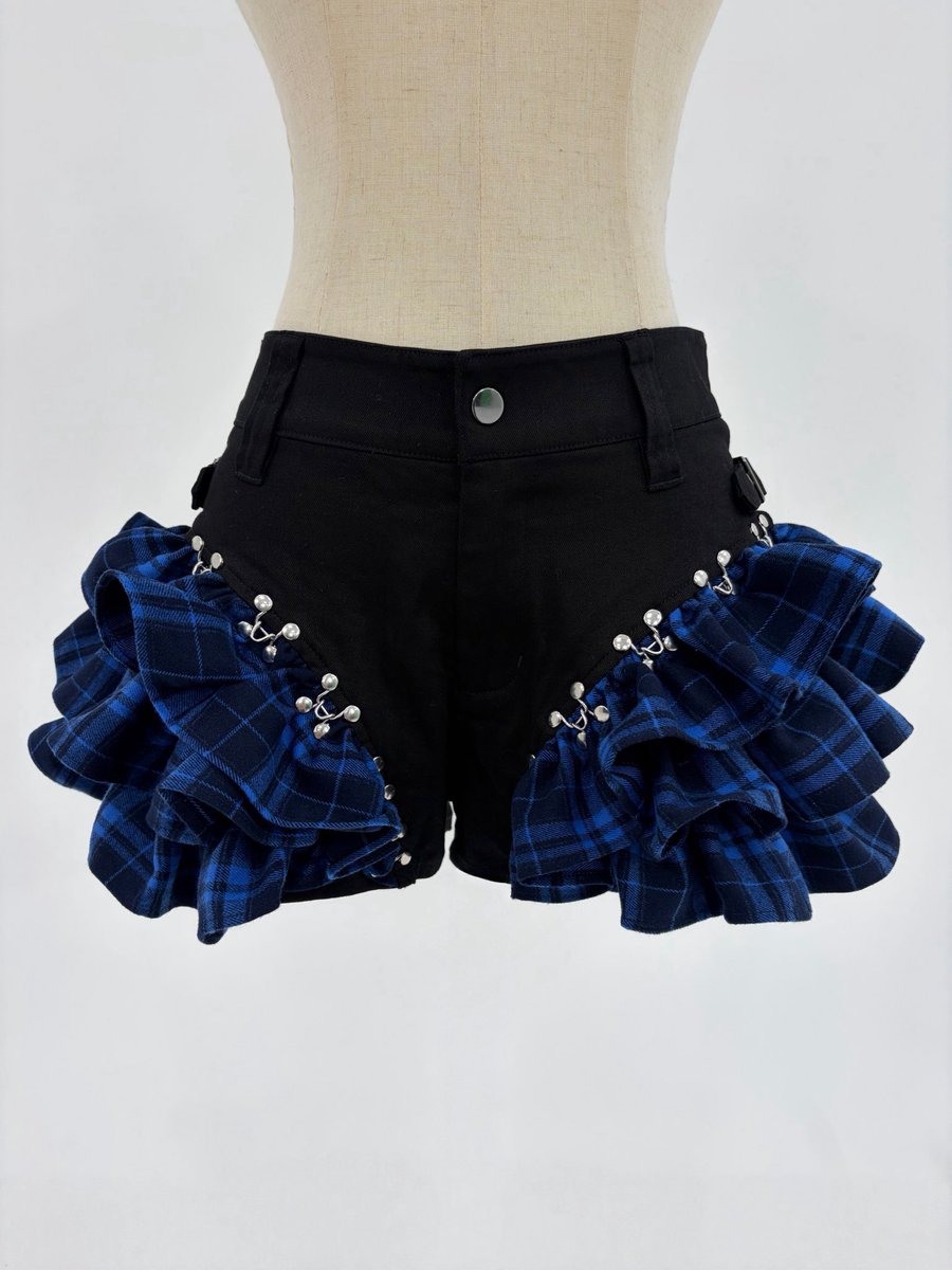 gdflaketown's tweet photo. Check Frill Skirt🌪️🖤

大人気のオールインワンピースから着想を得た、大胆なチェック柄フリルをサイドにあしらったミニスカート

※ご購入は、お一人様につき各カラー2点までとさせていただきます。

8／ 22販売開始

#dustdevil #ダストデビル #サブカル #闇かわいい https://t.co/43di7YXxEp
