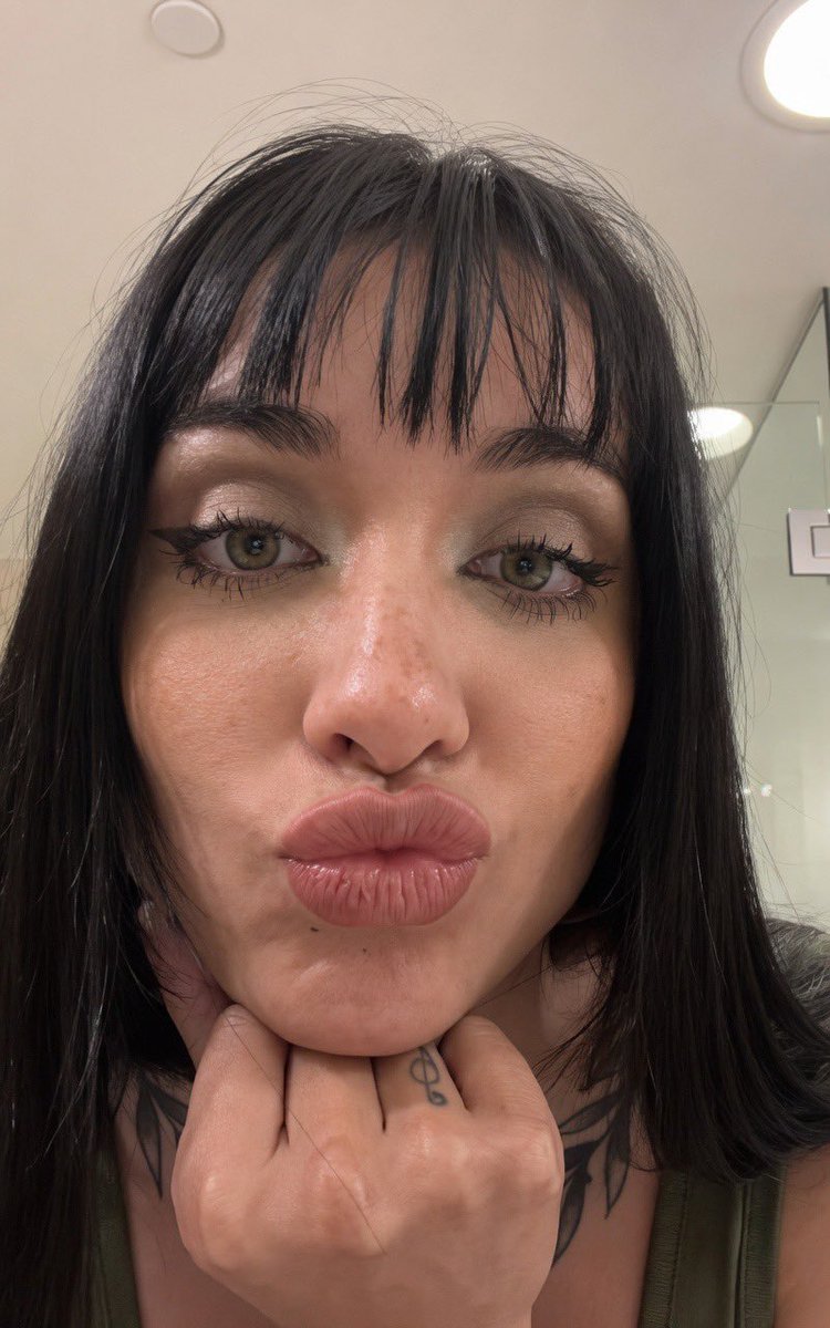 Fandecocolovee's tweet photo. Dónde querés tirar la lechita, carita o tetas? 💦😍😋 https://t.co/pwnXdScWbX