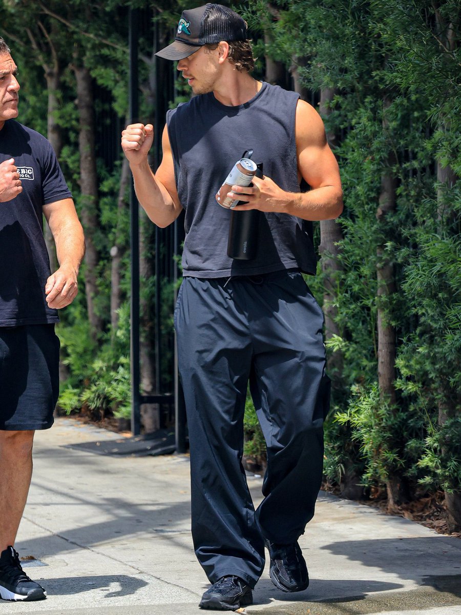 AButlerNews's tweet photo. Austin Butler out and about in Los Angeles - August 20th https://t.co/3JgKaCA8zl