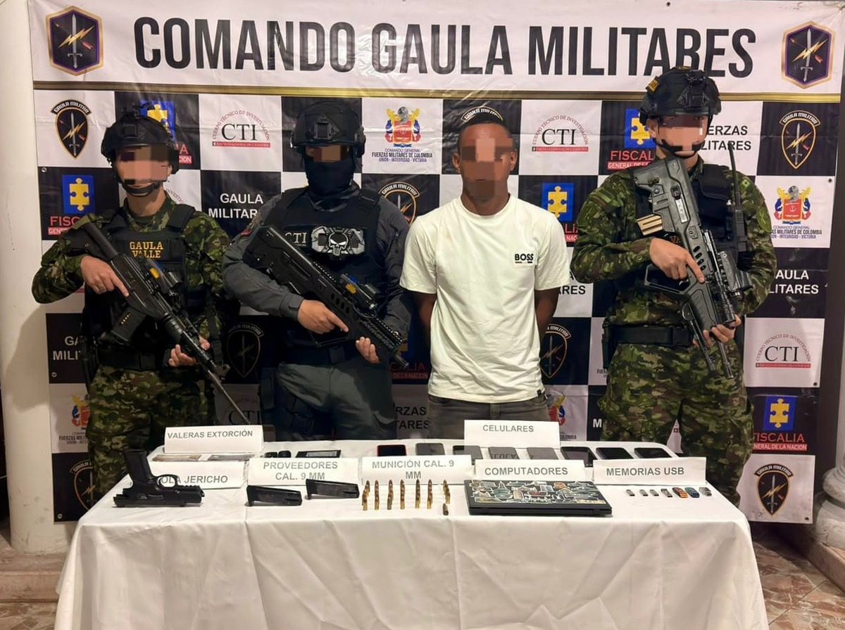 COL_EJERCITO's tweet photo. 🔴🕔📢 #LaPrimeraDelDía | Tropas del @GaulaMilitares Valle de @Ejercito_Div3, de manera interinstitucional con la @FiscaliaCol, capturaron a dos presuntos cabecillas de los GAO-r Dagoberto Ramos y Jaime Martínez.

Alias Flaco u Obeimar, señalado cabecilla financiero, y alias Gerónimo o El Paisa, presunto cabecilla con injerencia en Dagua, estarían vinculados a extorsiones, homicidios, acciones terroristas y hostigamientos contra la Fuerza Pública y la población civil.

Las capturas afectan las capacidades de mando, finanzas y el accionar criminal de estas estructuras en el suroccidente del país.

#ContundenciaOperacional