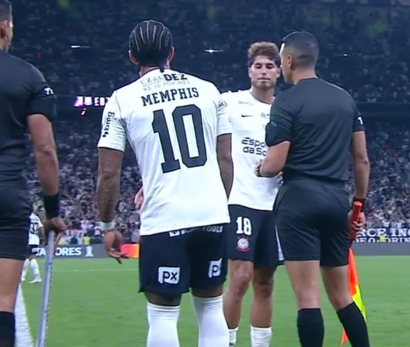 MeuTimao's tweet photo. SUBSTITUIÇÃO NO CORINTHIANS

Entra Memphis Depay;
Sai Pedro Raul.