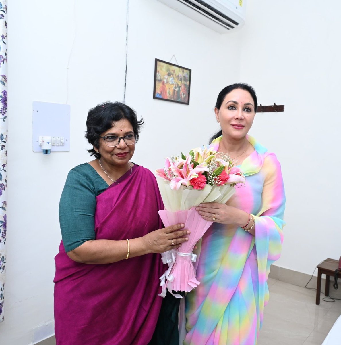 KumariDiya's tweet photo. राष्ट्रीय महिला आयोग की माननीया अध्यक्ष आदरणीय श्रीमती @VijayaRahatkar जी को जन्मदिवस की अनंत बधाई एवं हार्दिक शुभकामनाएं।

प्रभु श्री राम से आपके उत्तम स्वास्थ्य एवं दीर्घायु जीवन की कामना करती हूं। https://t.co/IXRigENimu