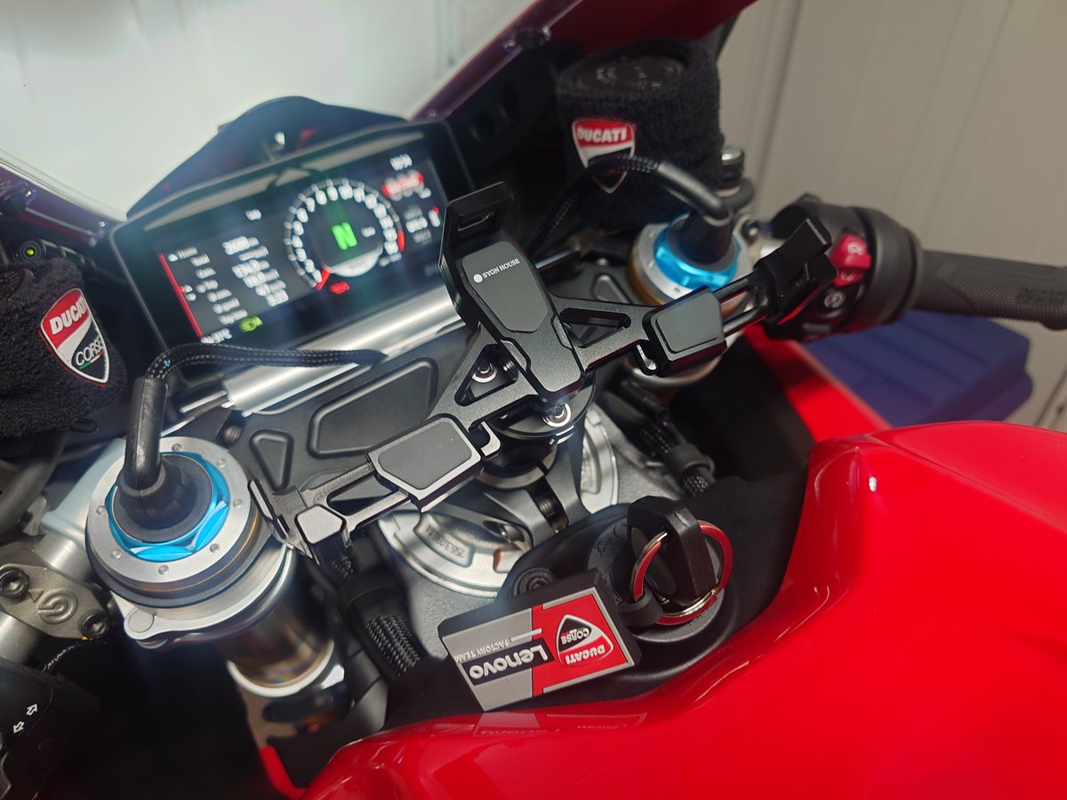 hirota466's tweet photo. アエラナビゲーションステーとサインハウスのスマホホルダー相性良い！
Bパーツアーム要らずで直挿し出来ました✌
これでようやく1人で走りに行けそう…😅 https://t.co/3XQOGsKvVo
