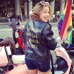 eroscestlavie_x's tweet photo. incredible image–unsourced where I saw it but guessing it's from SF pride? pretty sure this is a dykes on bikes rider. queen. I love her shorts. https://t.co/8hWPaX1y4Q