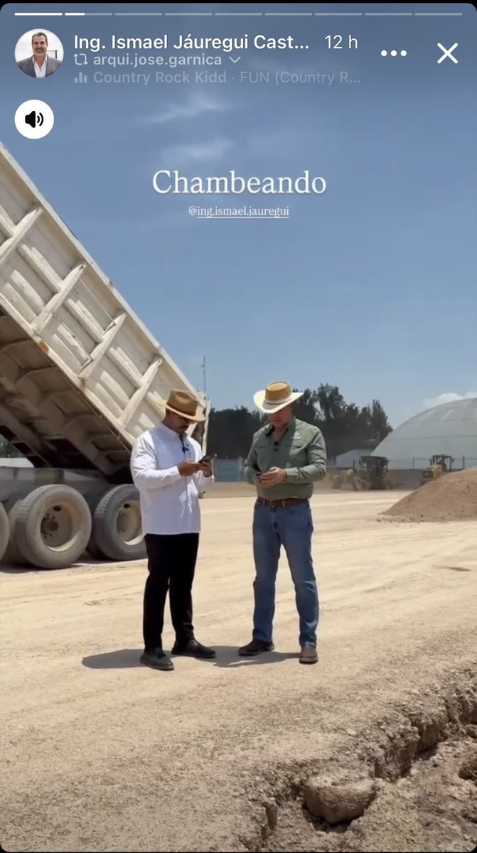 JPMS79's tweet photo. Lo que debería hacer el director del SIAPA es ponerse a trabajar en lugar de andar grabando videos con “influencers”.

Trabajar es sentarse a aprender cómo opera el SIAPA, cosa que no se aprende en un día.

No hay mejor manera de comunicar el trabajo que hacerlo y que la gente note un cambio. Querer forzar la opinión de las personas con videos es inútil y no contribuye en mejorar la imagen del SIAPA.