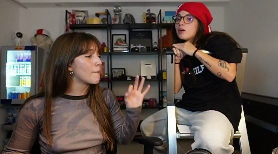 TDT4rada's tweet photo. lo que más me emociona (q le emocionaba) es que ambas tengas sillas !! me acuerdo de fideos tv (vola alto 🕊️) Angie tenía una ESCALERA para sentarse JSKAJKAJALAKAK https://t.co/sMuMMcOa15