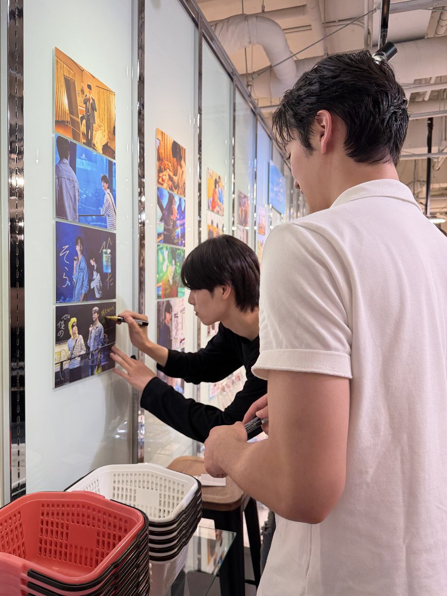 manga10_torico's tweet photo. ☀ドラマ「Your Sky ハレのち恋」ポップアップストア 💓☁️ at #マンガ展渋谷
https://t.co/4t0Xaq7rjJ

୨୧昨日、8月20日(木)୨୧ 

💛舟瀬陽向 役 #福田歩汰 さん 
💙花村蒼空 役 #相原一心 さん 

#そらひな がマンガ展渋谷にご来店🫶🏻✨
展示に直筆サイン＆コメントをいただきました���🏻💕

ご来店の際には要Checkです❣️✅

#ユアスカ #YourSkyJP